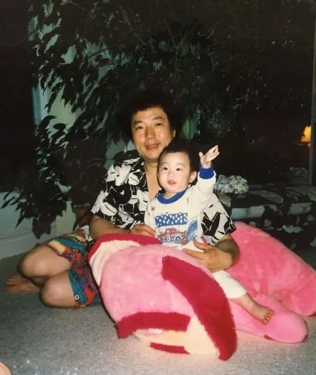 Suka Upload Kenangan Masa Kecil, Inilah Kumpulan Foto Kedekatan Henry Mantan Super Junior M dengan Keluarga!