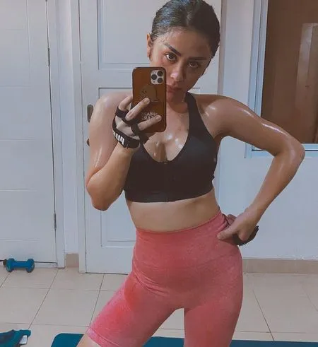 Penampilan Tetap Fit Meski Sudah Miliki Momongan, Ini 8 Potret Selvi Kitty Pamer Body Goal