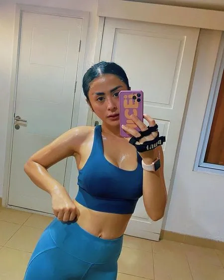 Penampilan Tetap Fit Meski Sudah Miliki Momongan, Ini 8 Potret Selvi Kitty Pamer Body Goal