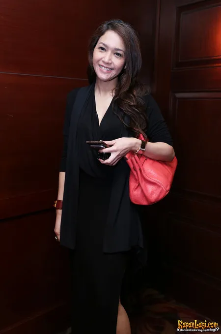 Super Cantik Maia Estianty Digandeng 2 Cowok Ganteng Sekaligus Kapanlagi Com