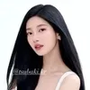 Suzy Tampil Cantik Banget di Pemotretan Terbaru, Elegan dengan Bunga Camellia Merah