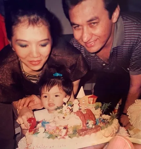 Tak Banyak Berubah, Ini 10 Potret Masa Kecil Raline Shah yang Jarang Terungkap - Cantik Sejak Dulu