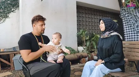 Tak Banyak Rewel, Ini 9 Potret Ammar Zoni dan Irish Bella Ajak Baby Air Ziarah Makan Dua Anak Kembarnya