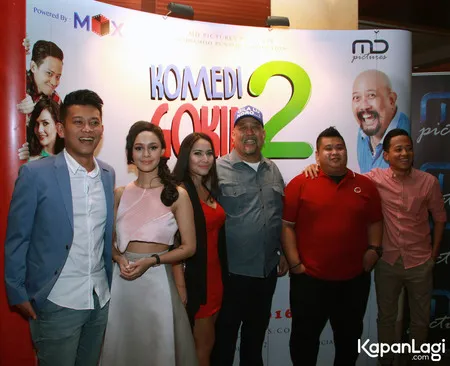 Tak Hanya Diapit Cewek Cantik, Indro Warkop Girang Saat Dipeluk