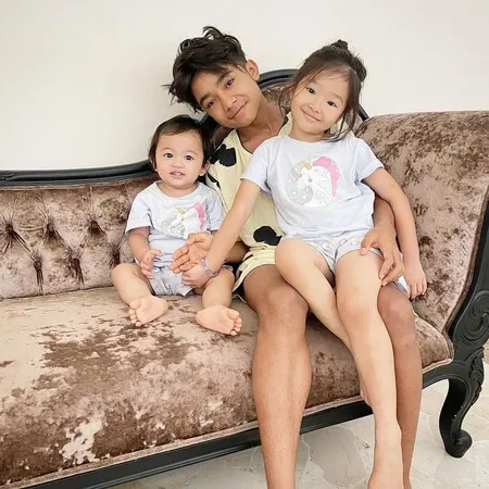 Tak Sedarah, Ini 8 Potret Hangat Anak Selebritis Bersama Saudara Angkat yang Sudah Seperti Keluarga Kandung