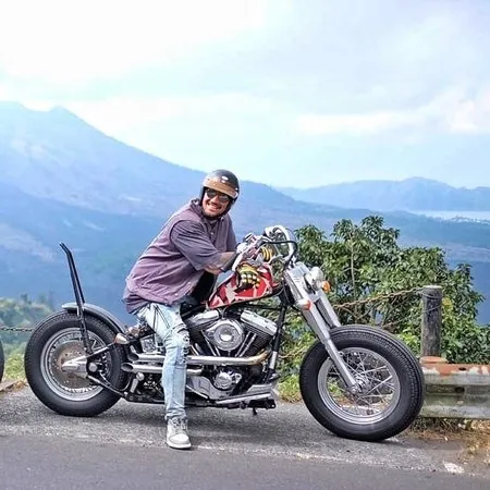 Tampak Gagah dan Laki Banget, Inilah 8 Foto Seleb dengan Motor Uniknya