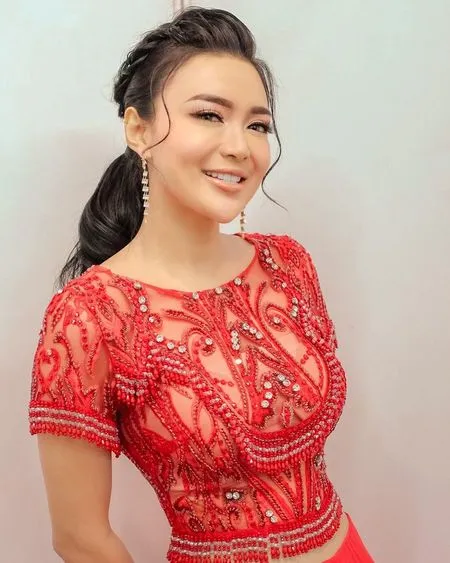 Tampil Beda Namun Tetap Seksi Abis, Intip 10 Potret Cantik Wika Salim Kenakan Gaun Panjang High Slit - Body Goals Jadi Sorotan