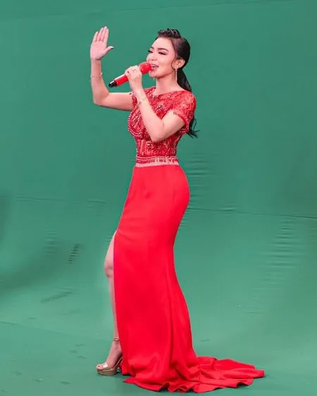 Tampil Beda Namun Tetap Seksi Abis, Intip 10 Potret Cantik Wika Salim Kenakan Gaun Panjang High Slit - Body Goals Jadi Sorotan