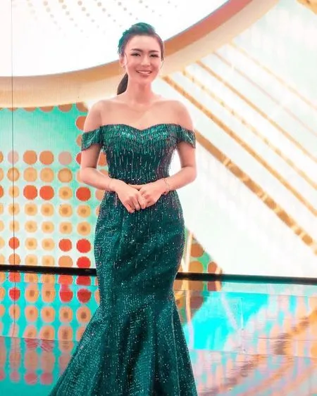 Tampil Beda Namun Tetap Seksi Abis, Intip 10 Potret Cantik Wika Salim Kenakan Gaun Panjang High Slit - Body Goals Jadi Sorotan
