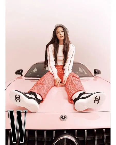 Tampil Fierce dan Stylish Bak Ratu Chanel, Yuk Intip Kecantikan Jennie BLACKPINK dalam Pemotretan Bersama WKorea