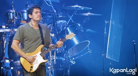 Tampil Santai Kenakan Kaos, John Mayer Berhasil Hibur Penggemar