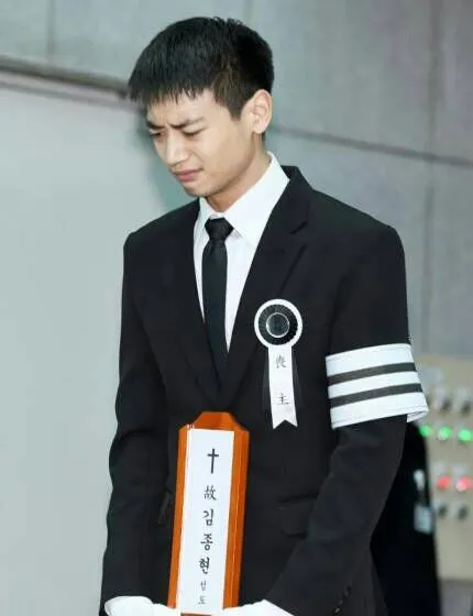 Tangis Duka Artis SM Iringi Keberangkatan Jenazah Jonghyun SHINee