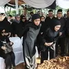 Tangis Olla Ramlan Pecah Iringi Pemakaman Sang Ibu Tercinta