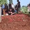 Tangis Pecah Virzha di TPU Jombang, Antar Sang Ayah ke Liang Lahat