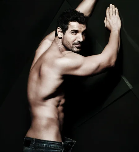 Terlalu Hot, Sayang Kalau Cowok Ganteng Bollywood Ini Jadi Kakak