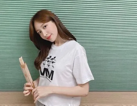 Terlihat Polos Hingga Elegan! Potret Idol Aktris Hani EXID OOTD Kala Tampil Serba Putih