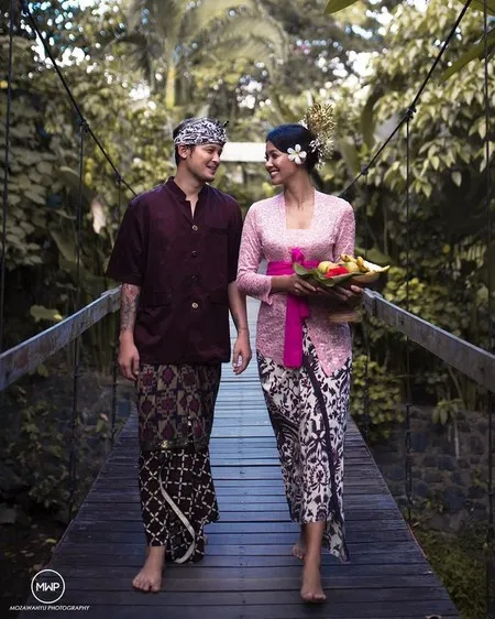 Termasuk Jessica Iskandar & Vincent Verhaag, 6 Pasang Selebriti Ini Lakukan Prewedding Dengan Adat Bali