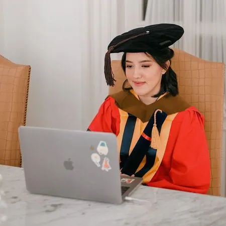Termasuk Prilly Latuconsina, 7 Selebriti Ini Ujian Akhir Secara Online dan Rayakan Momen Kelulusan di Rumah Saja