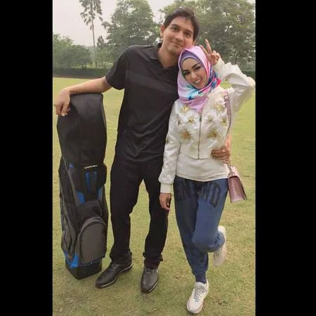 Tiara Dewi - Lucky Hakim Kunjungi Keluarga & Main Golf di Cibubur