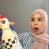 Tya Ariestya Unboxing Hampers Ultah Rayyanza, Berisi Tumblr Unik dan Patung Beruang Lucu