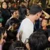 Ultah ke-39 Reza Rahadian Tetap Merakyat, Warga Minta Foto Diladenin Sampai Kelihatan Lelah