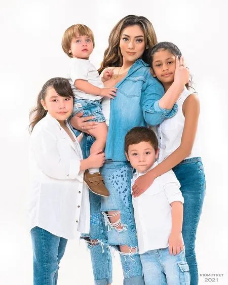 Umumkan Resmi Bercerai, Ini 9 Potret Celine Evangelista Momong Anak Tanpa Ditemani Stefan William