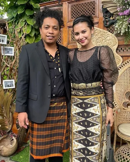 Unggah Foto Usai Jumatan, Arie Kriting Disebut Jadi Mualaf - Respon Indah Permatasari Jadi Sorotan