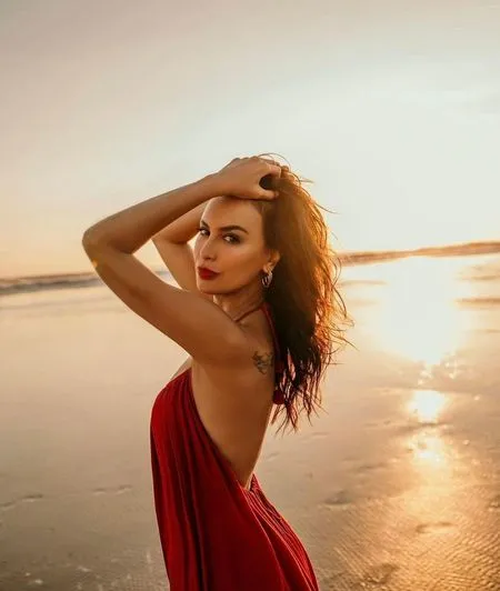Usia Sudah Setengah Abad, Intip 8 Potret Sophia Latjuba yang Cantik Kenakan Gaun Merah dengan Pamer Tato di Punggung Mulus - Tetap Seksi dan Menawan