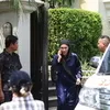 Ussy Sulistiawaty Melayat ke Rumah Duka Ibunda Olla Ramlan