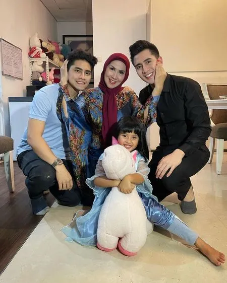 Venna Melinda Ulang Tahun ke-49, Athalla Naufal Unggah Foto Jadul Sang Mama - Kecantikannya Jadi Sorotan