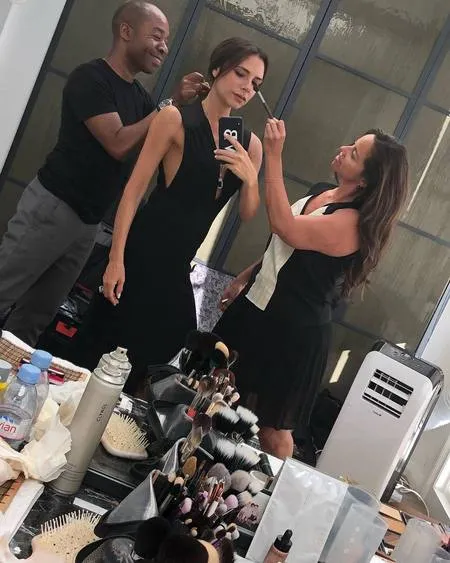 Victoria Beckham Ajari Brooklyn Beckham Tampil Classy Sejak Dini