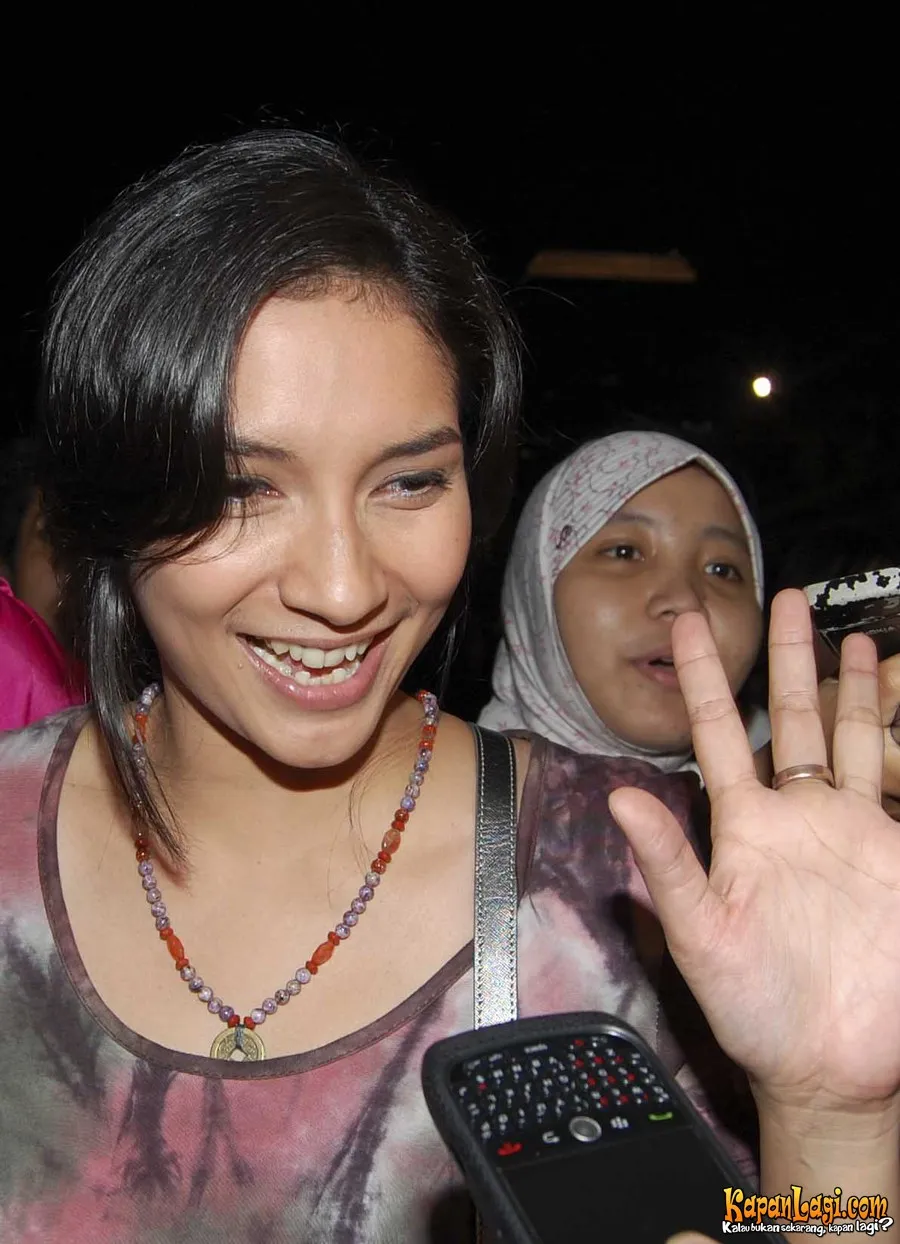 Vira Yuniar, Nonton Konser Sekaligus Survei Jodoh 