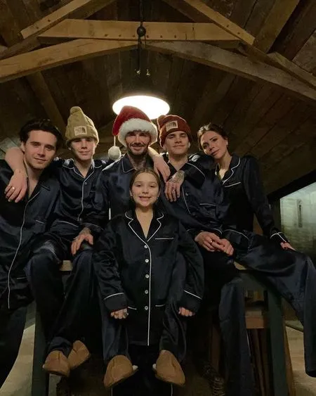 Weekly Hot IG: Foto Perayaan Natal Artis Hollywood - Behati Prinsloo Cium Mesra Adam Levine