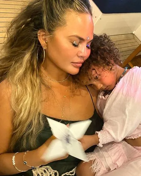 Weekly Hot IG: Potret Perayaan Tahun Baru Artis Hollywood - Kado Chrissy Teigen untuk Mendiang Bayinya