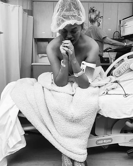 Weekly Hot Instagram: Chrissy Teigen Menangis Usai Keguguran - Donald Trump Positif Corona