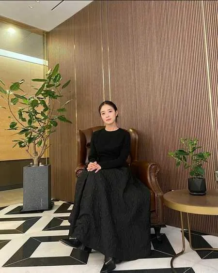 Yuk Intip Potret Lee Se Young yang Gemar Kenakan Outfit Hitam, Aktris Korea Paling Banyak Diperbincangkan di Minggu Akhir November 2021!
