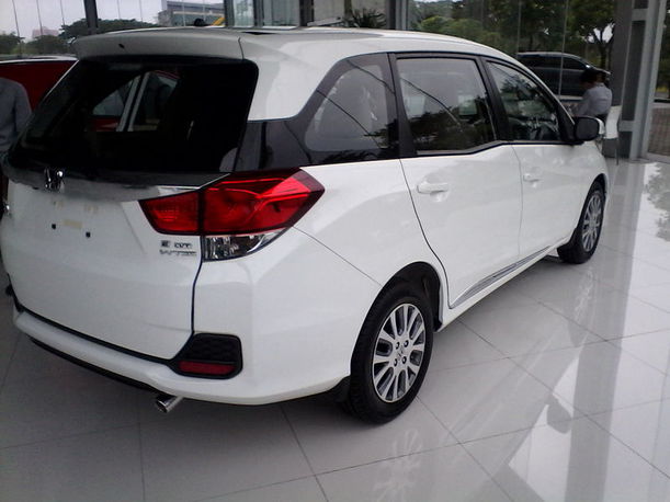 Dijual Mobil Bekas Surabaya - Honda Mobilio 2014