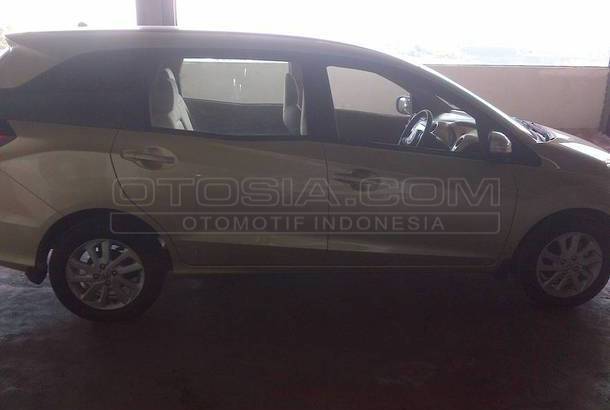 Dijual Mobil Bekas Surabaya - Honda Mobilio 2015