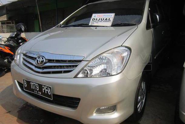 Jual Mobil Toyota Kijang Innova E 2.0 Bensin Bensin 2009 