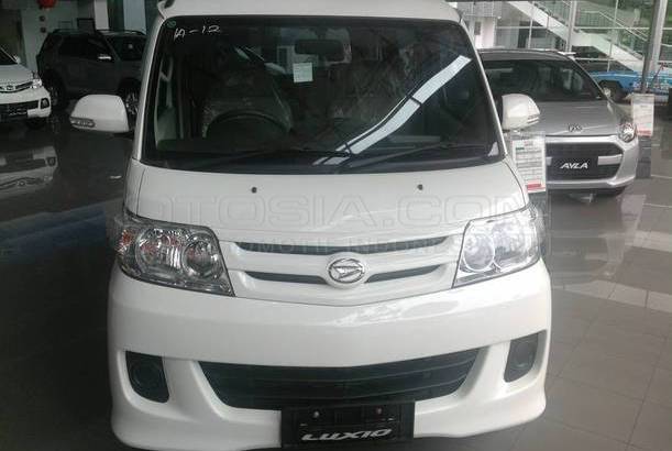 Dijual Mobil Bekas Surabaya - Daihatsu Luxio 2015 