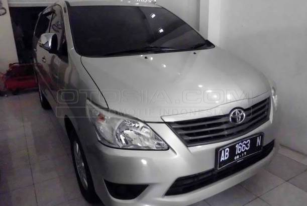 Jual Mobil Toyota Kijang Innova E 2.0 Bensin Bensin 2012 