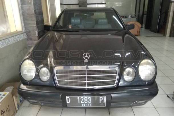 1070+ Gambar Mobil Sedan Mercedes Benz Gratis Terbaik