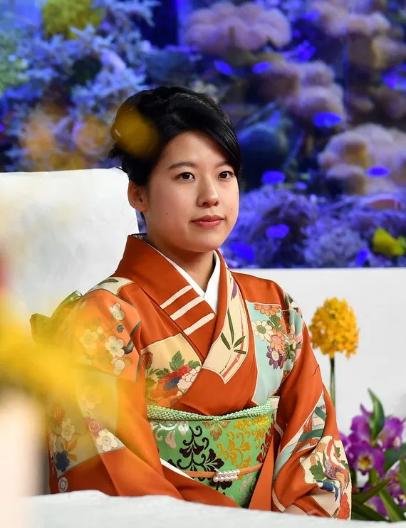 Putri Ayako memutuskan turun tahta demi calon suaminya. (AP Images)