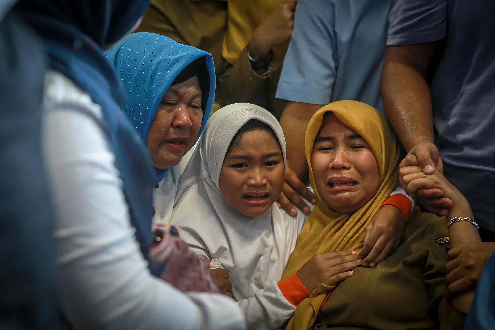 Tangis keluarga korban yang pecah di bandara © AFP