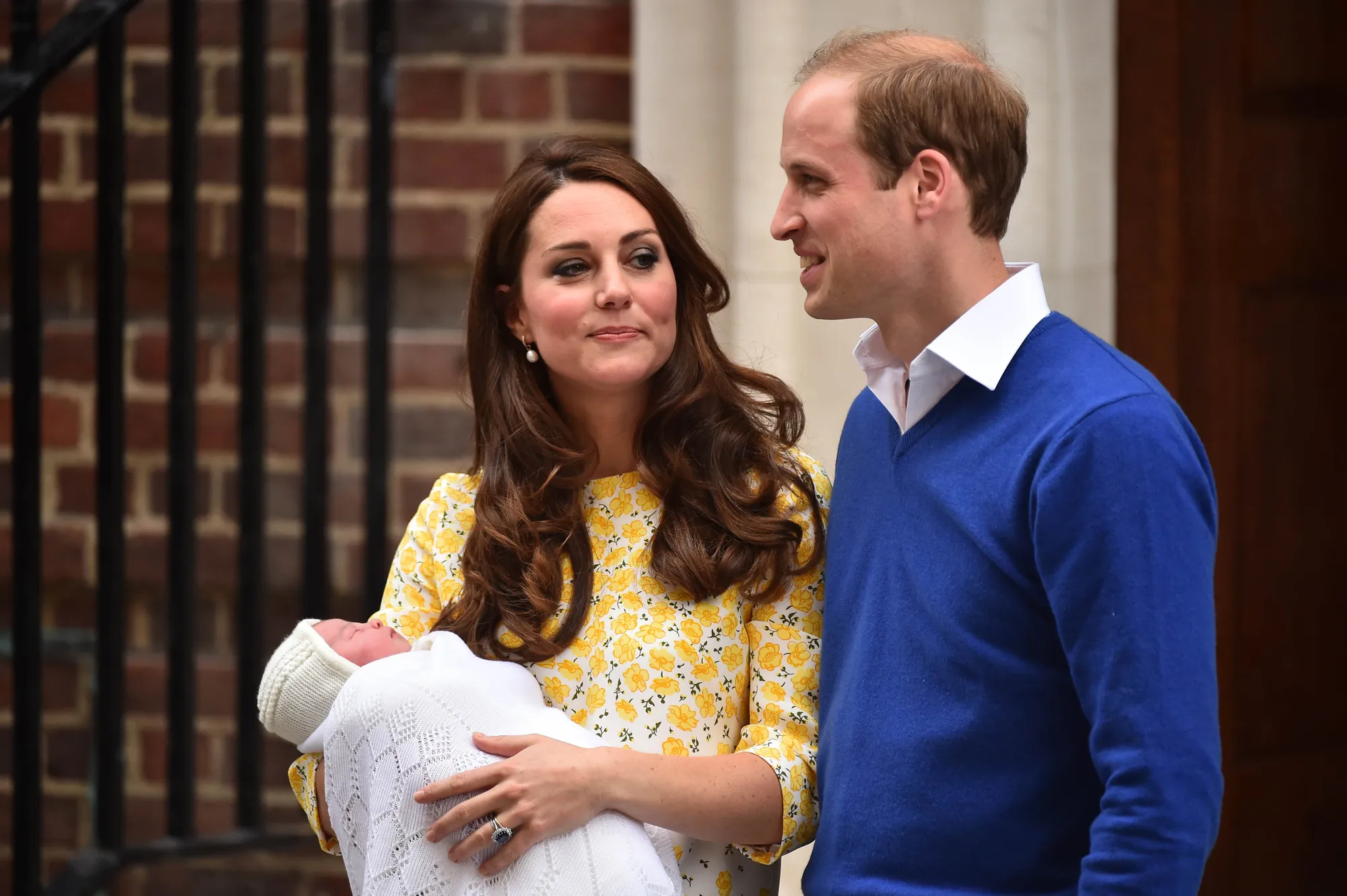 Kate Middleton bersama Pangeran William dan bayi mereka menyapa pers dan massa yang menunggu di luar Lindo Wings. @AFP