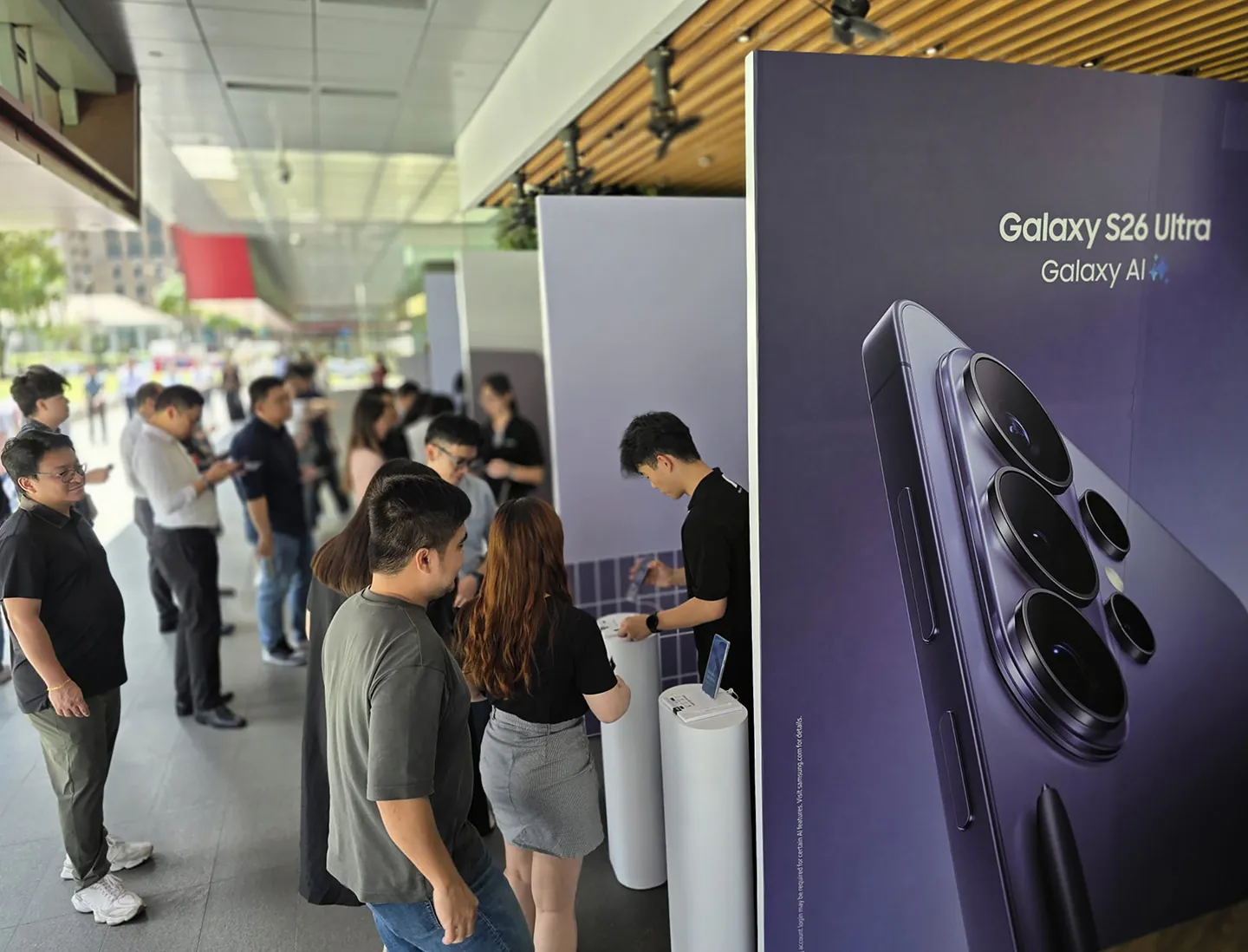 Samsung Galaxy S26 Series dalam berbagai pilihan warna bisa didapatkan di jaringan toko lokal. (c) Samsung 