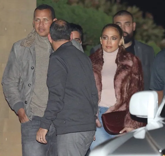 Jennifer Lopez dan kekasihnya juga ada di restoran tersebut. Credit: TMZ