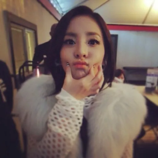 Ekspresi imut membuat Dara 2NE1 tak tampak sudah berusia 28 tahun ©soompi.com