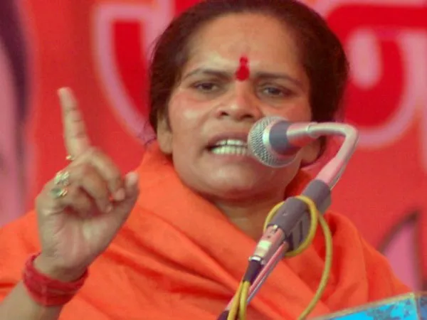 Sadhvi Prachi tuding trio Khan sebarkan tindakan kekerasan. @filmibeat
