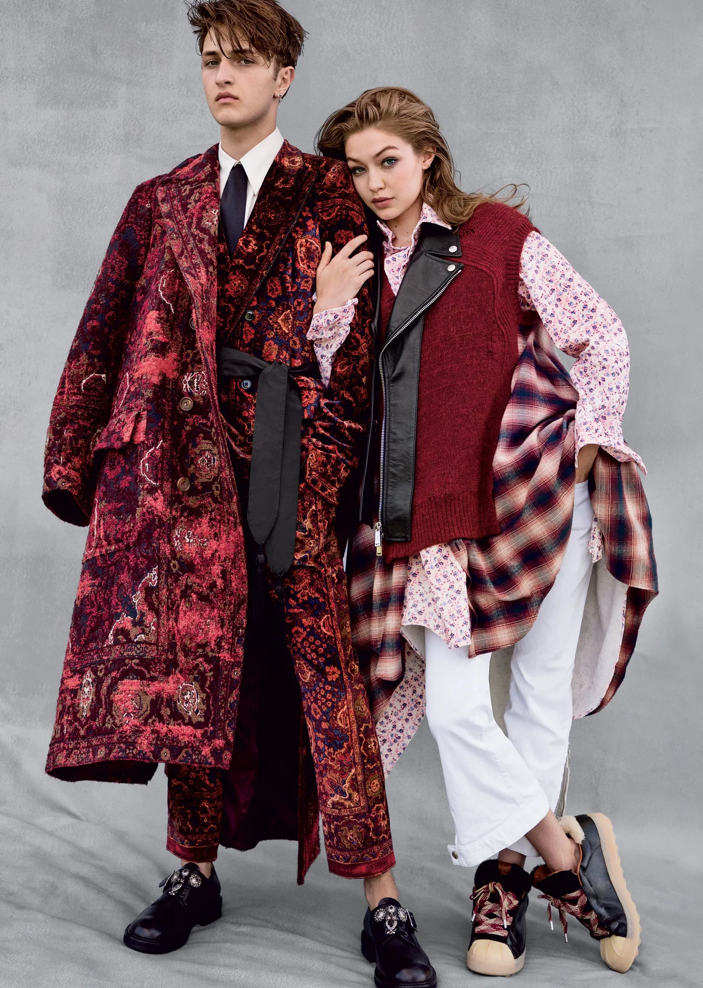 Anwar dan Gigi berpose mengenakan outfit unik © Vogue